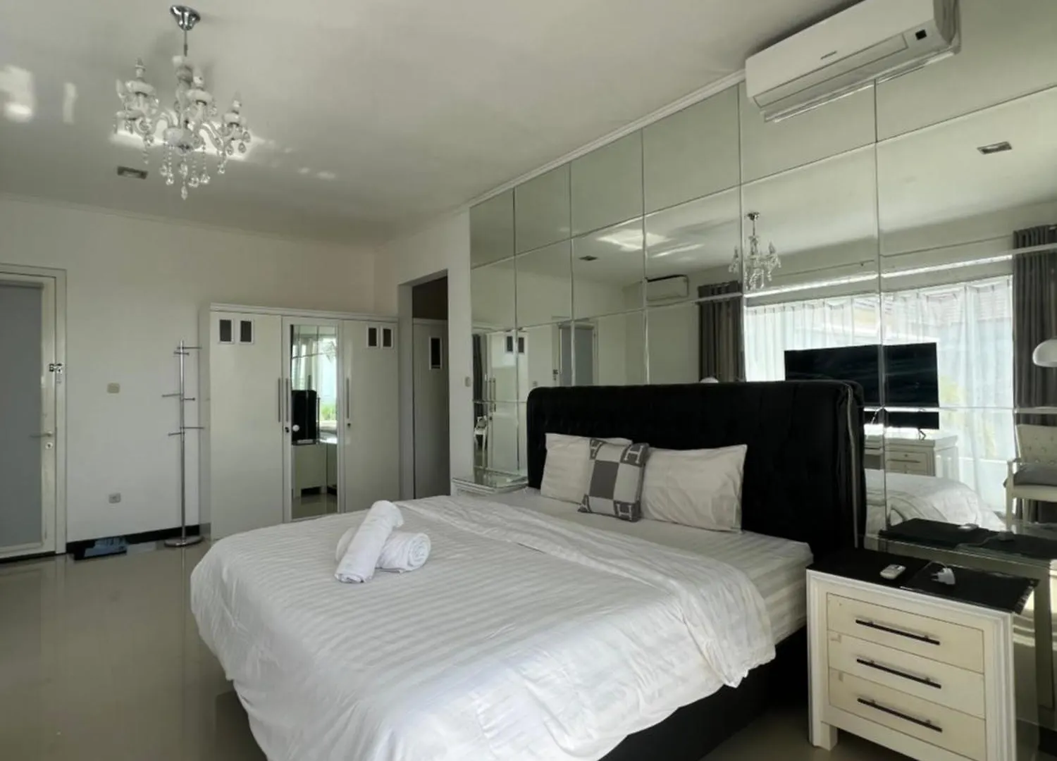 Sunnyrent. Luxury Tj White Villa & Room Ungasan  Indonesia