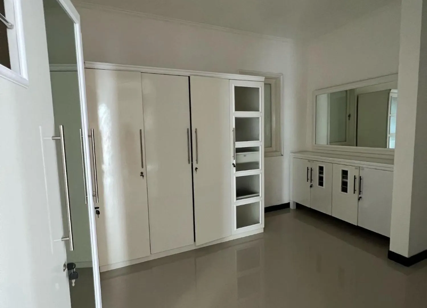 Sunnyrent. Luxury Tj White Villa & Room Ungasan   Ungasan (Bali)